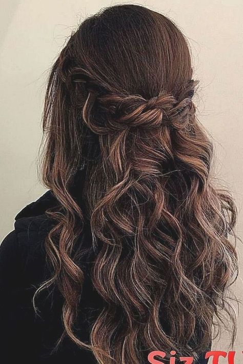 Top 13 Prom Hair Pictures 038 Designs Ideas Top #Bangs #classy #Designs #dos #Ea Debs Hairstyles, Wedding Cakes Summer, Curly Balayage Hair, Curled Prom Hair, Summer Wedding Dresses, Beehive Hair, Simple Prom Hair, Tiffany Wedding, Ball Hairstyles