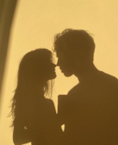 Under The Sun Aesthetic, Kissing Silhouette, Sun Silhouette, Couple Shadow, Hey Cutie, People Kissing, Sun Aesthetic, Sun Shadow, Silhouette Pictures