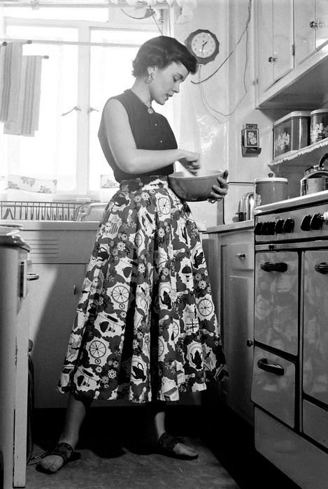 1950s Aesthetic, Nina Leen, 50s Housewife, Housewife Dress, 50s Aesthetic, 1950s Housewife, Vintage Housewife, 1960s Dresses, Retro Housewife