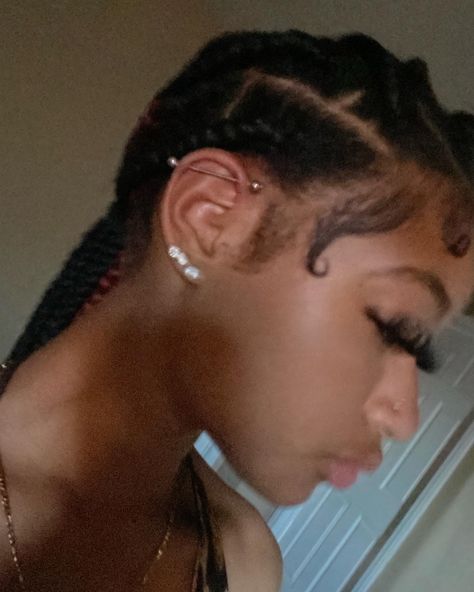 Industrial Piercing Black Women, Industrial Piercing Cute, Nice Piercings, Piercings Black Women, Cute Industrial Piercing, Teeth Gems, Pretty Piercings, Ear Piercings Industrial, Pretty Ear Piercings