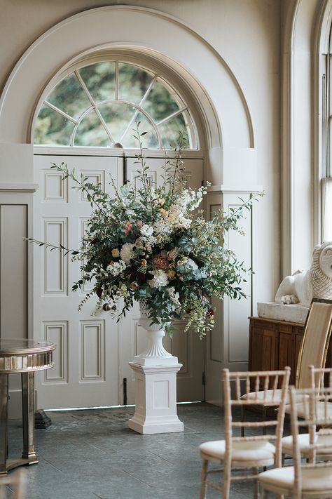 Oscar De La Renta Bride For An Elegant Wedding At Aynhoe Park Vintage Wedding Flower Arrangements, Vintage Wedding Flowers Bouquet, White Arrangement, Decoration Hall, Urn Arrangements, Urn Design, Table Floral Arrangements, Church Wedding Flowers, Vintage Wedding Flowers