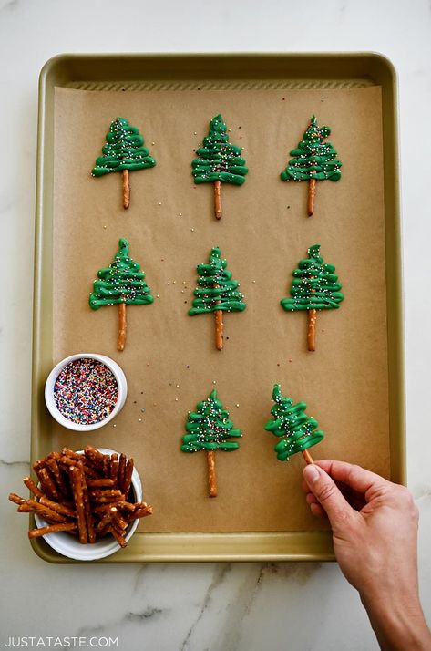 Christmas Tree Cupcake Toppers, Chocolate Dessert Christmas, Chocolate Pretzel Christmas Trees, Christmas Crafts With Food, Christmas Snack Table Decor, Crismas Cupcakes, Christmas Treats Homemade, Christmas Themed Sweets, Healthy Snacks Christmas