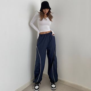 Dark Blue Joggers Outfit, Blue Joggers Outfit, Joggers Outfit Women, Outfits Sweatpants, Track Pants Outfit, Fits Inspiration, Dark Blue Pants, Outfits Athletic, Outfit Inspiration Women