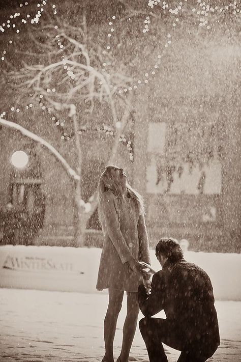 Best Marriage Proposals, Cute Proposal Ideas, Winter Proposal, Proposal Pictures, Christmas Engagement, Proposal Photos, Engagement Inspo, Winter Engagement Photos, Wedding Proposals