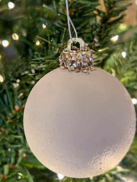 Looking to replace your ornaments for your tree but you're having a hard time finding them? Here are 10 must try DIY Christmas ornaments that you can make today! Refurbished Christmas Balls, Upcycle Old Ornaments, Diy Victorian Christmas Ornaments, Diy White Christmas Ornaments, Clear Ball Ornament Ideas, Vintage Ornaments Diy, Upcycle Ornaments, Plastic Ornament Crafts, Upcycle Christmas Ornaments