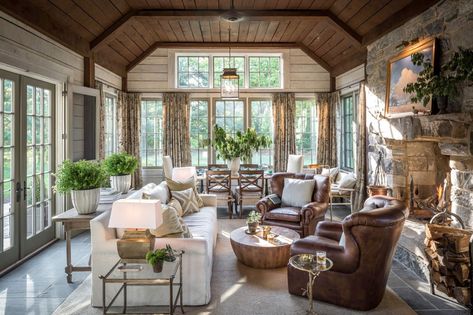 21 Beautiful and Inspiring Farmhouse Sunroom Decorating Ideas #farmhouse #sunroom #porch #windows #furniture #nature Sunroom Interior, Sunroom Decorating Ideas, Farmhouse Sunroom, Porch Farmhouse, Dining Room Decor Ideas, 4 Season Room, Four Seasons Room, Sunroom Addition, Sun Rooms