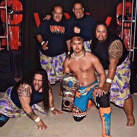 WWE Hall of Fame legend "Wild Samoan" Afa Anoa'i with his sons WWE legend "Headshrinker" Samu Anoa'i, LA Smooth (Lloyd Anoa'i), and WWE legend Manu (Afa Anoa'i Jr.). Up front is Samu's son Lance Anoa'i. The family headline World Xtreme Wrestling promotion based in Allentown, Pennsylvania. #WWE #WWEHOF #wwefamilies #wwekids #samoandynasty #wrestling #wrestler Umaga Wwe, Solo Sikoa New Bloodline, The Usos Wwe, The Wild Samoans, Roman Reigns And Sasha Banks, Sasha Banks And Roman Reigns, Wwe Legends, Samoa, Breaking News