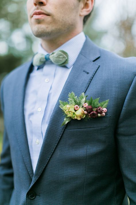 pocket square boutonniere - photo by Emily Wren http://ruffledblog.com/woodland-romance-wedding-inspiration Square Boutonniere, Pocket Square Boutonniere, Pocket Square Styles, Pocket Square Wedding, Groomsmen Boutonniere, Corsage Prom, Groom Boutonniere, Floral Pocket, Boutonniere Wedding