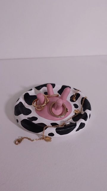 Cow Trinket Dish, Cool Clay Ideas Aesthetic, Hobby Clay Ideas, Clay Trinket Ideas, Western Clay Ideas, Air Dry Clay Cow, Clay Jewellery Dish, Clay Pinch Pot Ideas, Cow Pottery