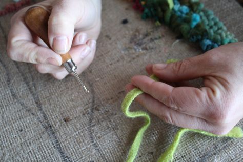 Rug Hooking Tutorial, Homemade Rugs, Rug Hooking Designs, Latch Hook Rugs, Primitive Rugs, Rug Hooking Patterns, Hand Hooked Rugs, Hooked Wool, Punch Needle Patterns