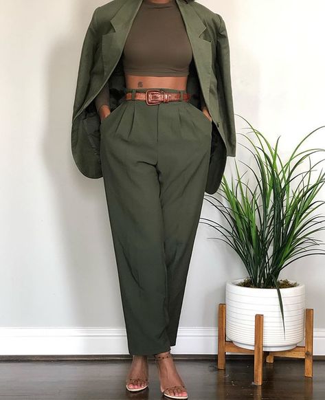 Power Suits For Women Chic, Power Suits For Women, Olive Outfit, Mode Swag, Woman Suit Fashion, Elegante Casual, Modieuze Outfits, Elegantes Outfit, Looks Chic