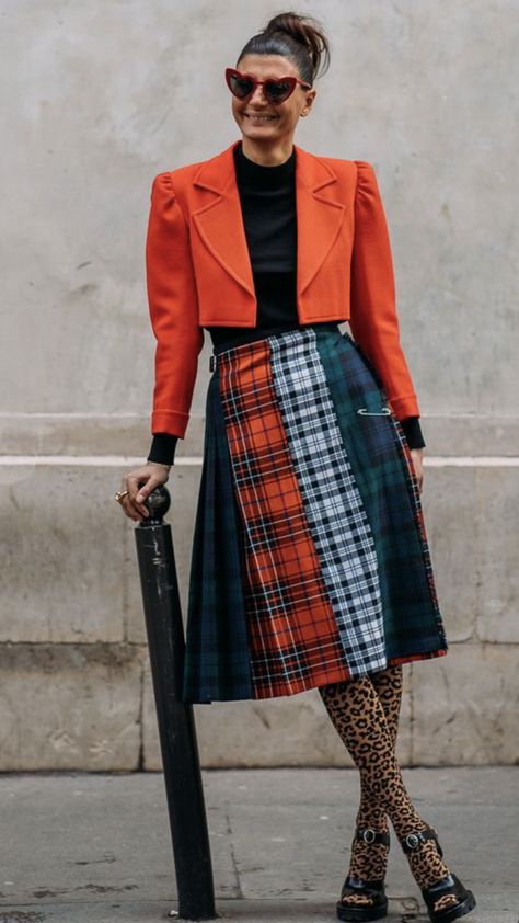 Maximalism Fashion Aesthetic, Orange Skirt Outfit Ideas, Orange Skirt Outfit, Printed Skirt Outfit, Tartan Fashion, Plain Outfits, Quirky Fashion, Plaid Fashion, Fall 2018