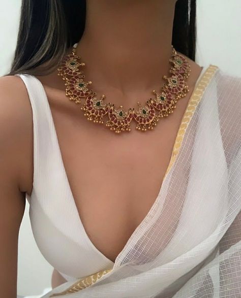 Vintage Indian Jewelry, Bridal Jewelry Vintage, Fancy Jewelry Necklace, Pretty Jewelry Necklaces, Jewelry Set Design, Fancy Jewellery Designs, Indian Jewellery Design Earrings, Indian Jewellery Design, Indian Jewelry Sets