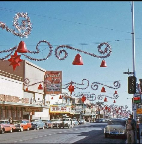 Old Time Christmas, Vintage Christmas Photos, Vintage Christmas Images, Hallmark Christmas Movies, Christmas Town, Old Fashioned Christmas, Hallmark Christmas, Christmas Past, Christmas Memory