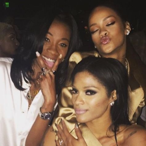 Hype4Klassics on Instagram: "Joseline Hernandez with Rihanna, Rihanna’s best friend Melissa Forde, Lil’ Kim, Cassie, and Mama Combs. #joselinehernandez #rihanna #badgirlriri #rihannanavy #melissaforde #lilkim #lilkimthequeenbee #mamacombs #cassie #rnb #rap #hiphop #2000s #loveandhiphopatlanta #loveandhiphop" Cassie 2000s, Rihanna And Melissa, Rihanna 2000s, Melissa Forde, Rihanna 2000's, Joseline Hernandez, 2000s Icons, 2010s Aesthetic, Hello Kitty Shoes