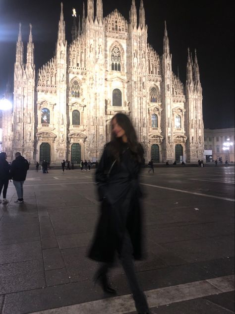 Milan Italy Aesthetic Fashion, Photos In Milan, Milan Pose Ideas, Italy Aesthetic Photos, Italy In Winter Aesthetic, Rome Aesthetic Outfit Winter, Milan Winter Aesthetic, Milan Pics Ideas, Life In Milan