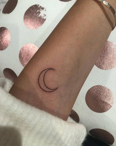 Minimal Tattoo Moon, Crescent Moon Tattoo Ideas, Crescent Moon Tattoos, Simple Crescent Moon, Moon Tattoo Ideas, Luna Tattoo, Small Moon Tattoos, Hand Tattoos For Girls, Minimal Tattoo Design