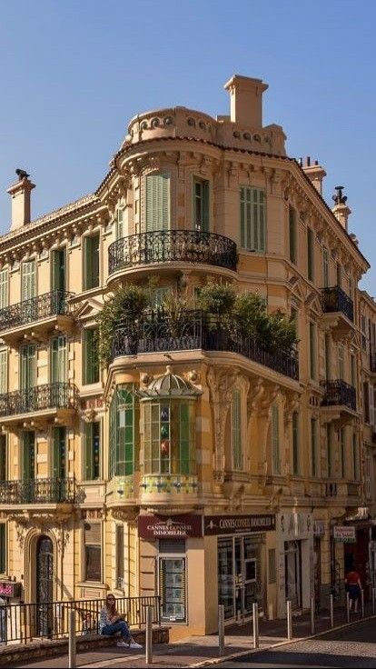 Vintage Apartment Architecture, Beautiful Architecture Building, French Hotel Exterior, France Buildings Architecture, French Style Building, Old Apartment Building Aesthetic, French Architecture Exterior, Old Apartments Exterior, Buildings In France