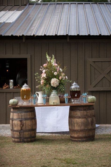 Reception Drinks, Rustic Wedding Foods, Drink Display, Reception Drink, Fun Wedding Decor, Deco Champetre, Autumn Wine, Rustic Wedding Decorations, Rustic Chic Decor