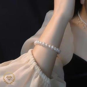 Hand Knotted Jewelry, Zara Gold, Bracelets Design, Hand Accessories, Big Pearl, Wedding Accessories Jewelry, Freshwater Pearl Bracelet, Hand Chain, White Freshwater Pearl