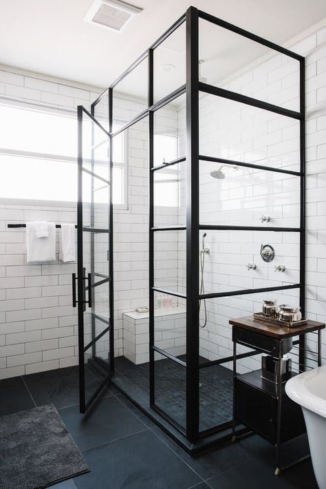 Haha, werde ich haben. In most bathrooms, the shower enclosure is a bit of an afterthought, just a practical solution for keeping water from spraying all over the room. But lately a different kind of shower enclosure is picking up steam — steel framed doors. Bathroom Shower Doors, Industri Modern, Black And White Bathroom, Small Showers, Industrial Bathroom, Bad Inspiration, Trendy Bathroom, Hus Inspiration, Interior Design Magazine