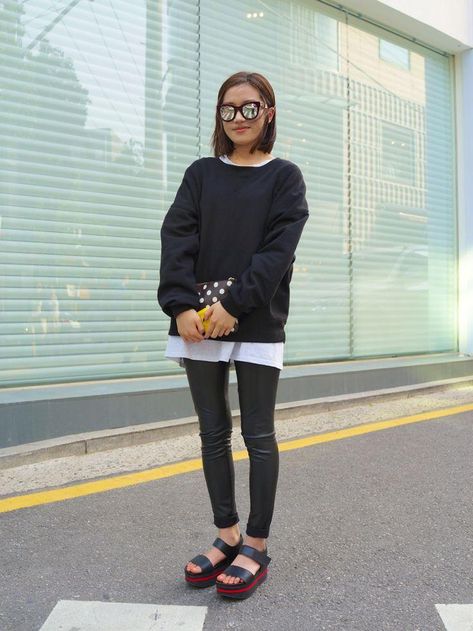 20 Ways to Pull Off Platforms This Spring - black sweatshirt layered over a white tee, styled with leather pants, a polka dot clutch, mirrored sunglasses, and chunky platform sandals Platform Sandals Outfit, Chunky Platform Sandals, Street Style Blog, Shoes Too Big, Sandals Outfit, Shoe Trends, Inspirational Sayings, Urban Wear, Fashion Streetwear