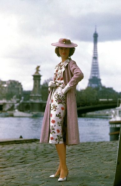 Model in Chanel's ensemble of print dress and coat with matching lining, 1960 Vintage Street Fashion, Vintage Street Style, 1960 Fashion, Moda Chanel, Retro Looks, Fashion 1960s, Mode Chanel, The Eiffel Tower, Chanel Fashion