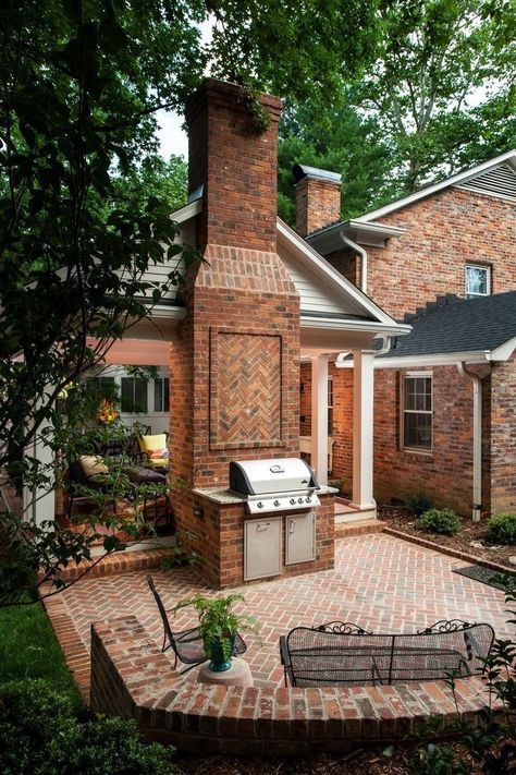 Backyard Chimney, Brick Patio Ideas, Courtyard Oasis, Patio Chico, Brick Grill, Simple Outdoor Kitchen, Brick Patio, Patio Pavers Design, Concrete Patios