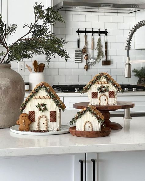 Gingerbread House Rustic, Little Gingerbread Houses, Behind Tv Christmas Decor, Diy Traditional Home Decor, Modern Gingerbread House Ideas, Rustic Gingerbread House Decorations, Gingerbread House Modern, Gingerbread Making Party, Ginger Bread House Decor Ideas