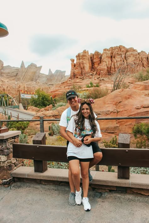 Disney Park Couple Outfits, Disney Parks Outfits Couples, Disney Inspired Photoshoot, Couple Outfits Disney, Disneyland Photoshoot Couple, Couple Poses Disneyland, Disney World Couple Photos, Disneyland Photoshoot Ideas, Disney Poses Ideas Couples