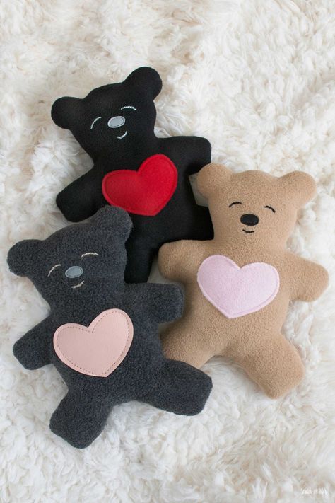 Make a simple plush bear with this free teddy bear sewing pattern. Includes printable PDF pattern and SVG cut file. Stuffed Bear Pattern Free, Diy Teddy Bear Easy, Simple Stuffed Animals, Felt Patterns Free Printables, Mini Teddy Bear Pattern, Easy Teddy Bear Pattern, Bear Patterns Free Sewing, Prayer Bear, Teddy Bear Template