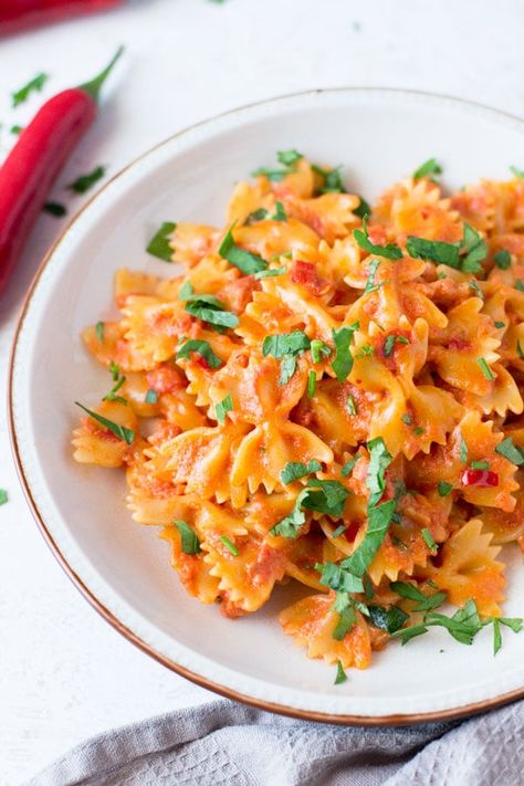 Scotland Recipes, Farfalle Pasta Recipes, Pasta With Pancetta, Farfalle Recipes, Pancetta Recipes, Pancetta Pasta, Yummy Pasta, Farfalle Pasta, Pasta Noodle Recipe