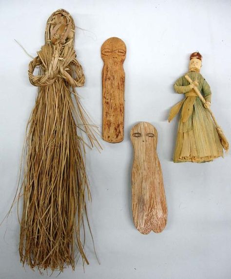 Primitive straw and corn husk dolls. CA Corn Husks Decorations, Straw Dolls Craft, Witchcraft Doll, Corn Dolls, Straw Doll, Corn Husk Crafts, Corn Dolly, Corn Husks, Corn Husk Dolls