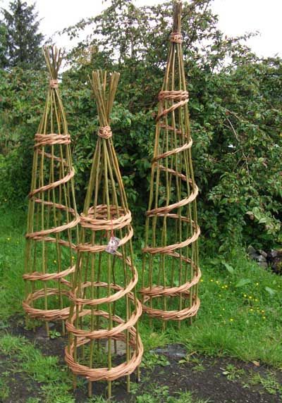 Willow Craft Designs Plant Supports. Could be good for Garden or Farm Weddings just thread Come Intrecciare, Climbing Plant Support, Willow Garden, Garden Obelisk, Willow Weaving, Italian Garden, Unique Gardens, Plant Supports, Garden Trellis