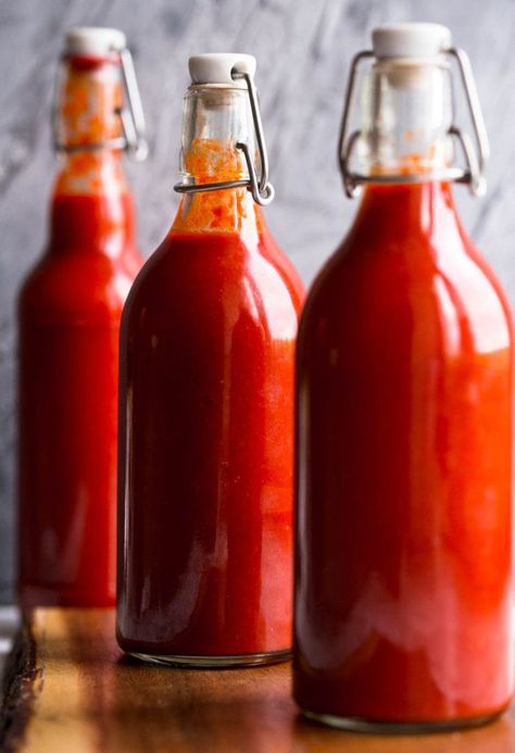 Sriracha Sauce Recipe, Fermented Hot Sauce, Siracha Sauce, Sriracha Recipes, Steamed Cabbage, Hot Sauce Recipes, Pickled Veggies, Sriracha Sauce, Chilli Sauce