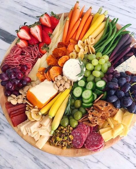 40 Easy Party Nibbles & Finger Food Ideas | momooze.com Nibbles For Party, Fest Mad, Charcuterie Platter, Party Food Platters, Party Finger Foods, Party Platters, Snacks Für Party, Cheese Platters, Meat And Cheese