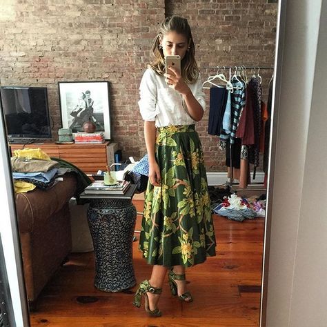 31 Perfect Outfits To Copy This May #refinery29 http://www.refinery29.com/2016/05/109647/new-outfit-ideas-may-2016#slide-10 Yes, you can match your skirt to your shoes and yes, it can look really damn good.J. Crew top, Etsy skirt, Prada shoes.... Spring Skirt Outfits, Style Inspiration Spring Summer, The Sartorialist, Look Office, Spring Skirts, Nyc Fashion, Style Crush, Looks Chic, 가을 패션