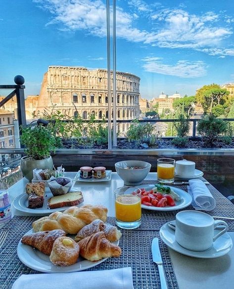 Luxurious Holidays, Breakfast In Italy, Honeymoon Goals, Breakfast Around The World, Breakfast Hotel, Airplane Drawing, Hotel Breakfast, Breakfast And Brunch, Läcker Mat