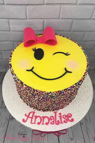 Winking Face Sprinkles Emoji Cake #sweetsuprisecakes #emojis #winkingface #sprinkles Emoji Cake Ideas, Photobooth Ideas Birthday, Smiley Face Cake, Emoji Cakes, Smile Cake, Emoji Birthday Cake, Minnie Cupcakes, Emoji Cake, Ideas Cupcakes