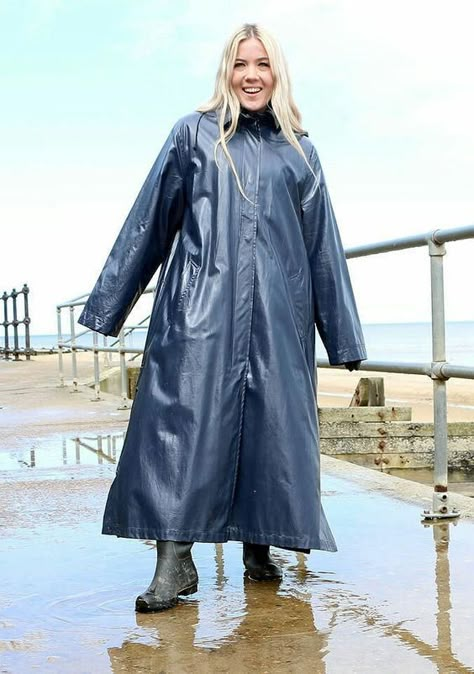 https://flic.kr/p/M8VEMV | 558f9bbd44ee803c1d33805eee2d2560 Rain Coat Women, Vintage Raincoat, Mantel Cape, Rainwear Girl, Mode Mantel, Green Raincoat, Rubber Raincoats, Rainwear Fashion, Vinyl Raincoat