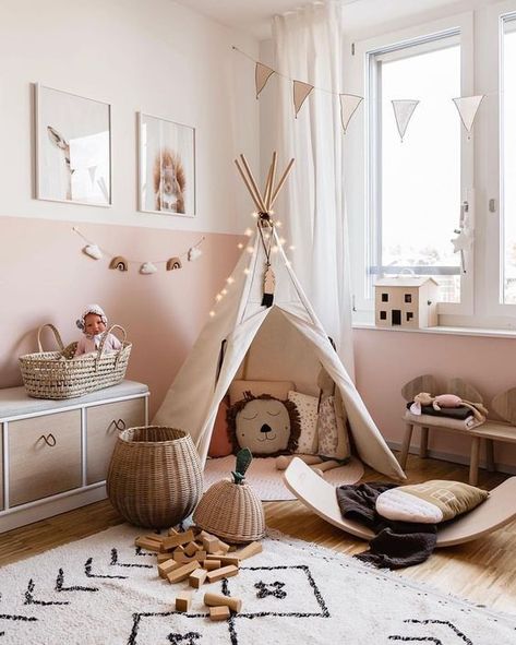 Girl's Room Decor: From Her First to Her Pre-Teen Years | Decoholic Camera Montessori, Rum Inspo, Baby Playroom, Toddler Bedroom Girl, Toddler Girl Room, Playroom Design, Kids Room Inspiration, Baby Room Design, Girl’s Room