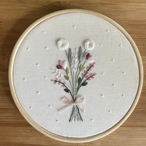 Flower Bouquet Embroidery Pattern, Simple Floral Embroidery Patterns, Flower Bouquet Embroidery, Embroidery Bouquet, Bordado Jacobean, Beginning Embroidery, Diy Embroidery Flowers, Floral Machine Embroidery Designs, Bouquet Embroidery