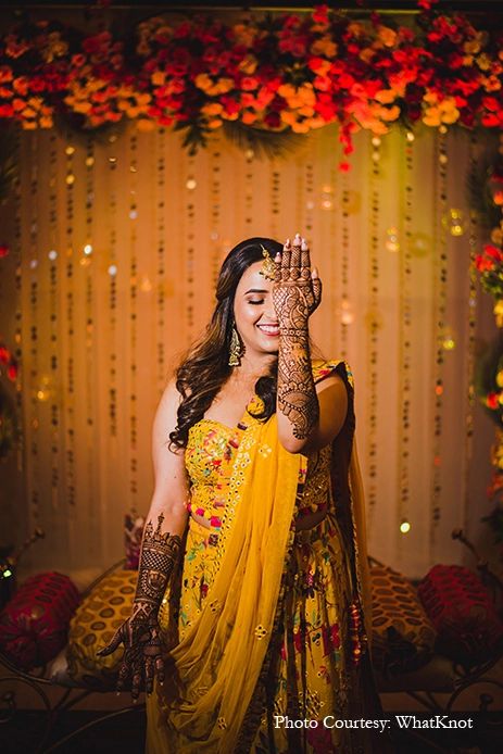 Mehandi Bride Photography, Mendi Photo Poses, Mehndi Bridal Photography, Mehndi Bridal Poses, Mehendi Pose Bride, Mehndi Designs Pose, Pose For Mehndi Function, Indian Bride Mehendi Poses, Mhendi Bride Pose