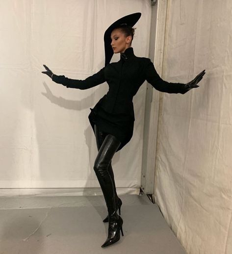 bella hadid in thierry mugler Bella Hadid Mugler, Bella Hadid Runway, High Fashion Trends, Runway Gowns, Thierry Mugler, Couture Week, Feminine Dress, Mode Inspiration, Bella Hadid