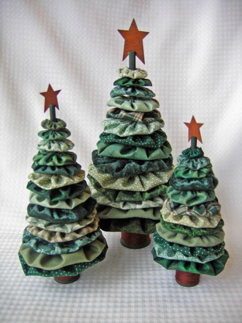 Free Quilt Patterns Christmas Sewing Projects, Fabric Christmas Trees, Christmas Tree Crafts, Fabric Christmas Ornaments, Christmas Ornaments Homemade, Christmas Ornament Crafts, Christmas Quilts, Christmas Sewing, Tree Crafts