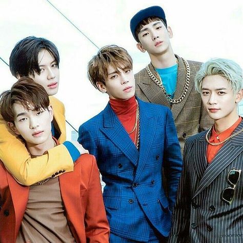 SHINee: Tribute To Jonghyun, an amazing person. May he Rest In Peace. All Kpop fandoms stand with them today in remembrance, and give well wishes to his friends, family, and fans. Shinee Members, Shinee Debut, Onew Jonghyun, Shinee Minho, Shinee Jonghyun, Choi Min Ho, Kim Kibum, Choi Minho, Lee Taemin