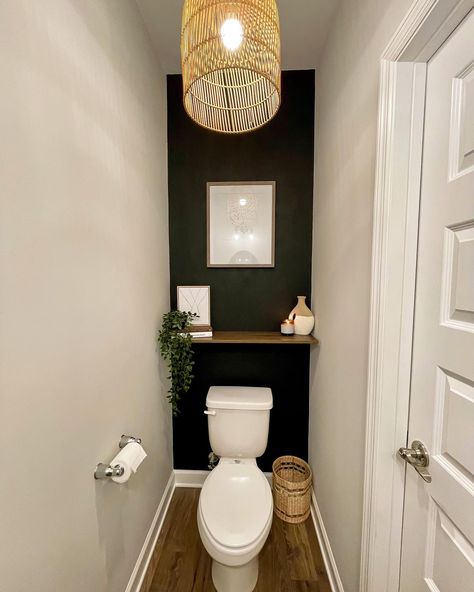 Small Half Bathroom, Small Bathroom Wallpaper, Half Bathroom Decor, Ideas Baños, Toilet Room Decor, Small Toilet Room, Lights Bathroom, Restroom Decor, Toilet Room