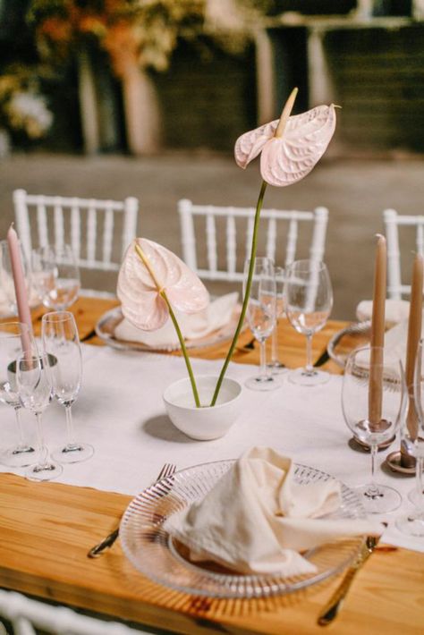 What Are the Wedding Flowers for 2021? - Article On Thursd. Beautiful Wedding Centerpiece, Simple Wedding Flowers, Wedding Reception Flowers, Wedding Table Flowers, Reception Flowers, Minimal Wedding, Wedding Tablescapes, Wedding Centerpiece, Table Flowers