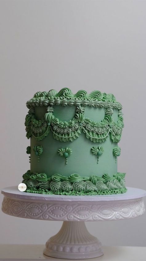 cake ideas, lambeth cake, vintage cake vintage style cake, buttercream cake, vintage buttercream cake, birthday cake ideas Green Vintage Cake, Vintage Buttercream Cake, Green Velvet Cake, Vintage Style Cake, Lambeth Cake, Green Birthday Cakes, Bolo Vintage, 14th Birthday Cakes, Vintage Birthday Cakes