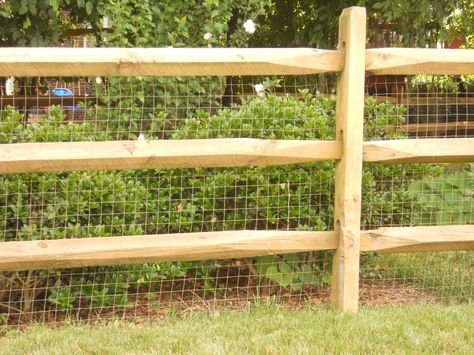 Split rail fence w/ wire behind...create area that the animals can go out to safely through doggie door but still contained. Wire And Wood Fence, Modern Fence Panels, Doggie Door, Easy Fence, Split Rail Fence, Natural Fence, Cheap Fence, Living Fence, Brick Fence